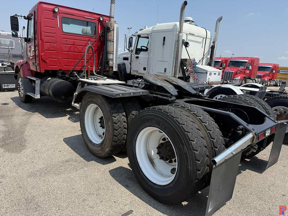 Used 2009 VOLVO VHD T/A DAY CAB TRUCK TRACTOR