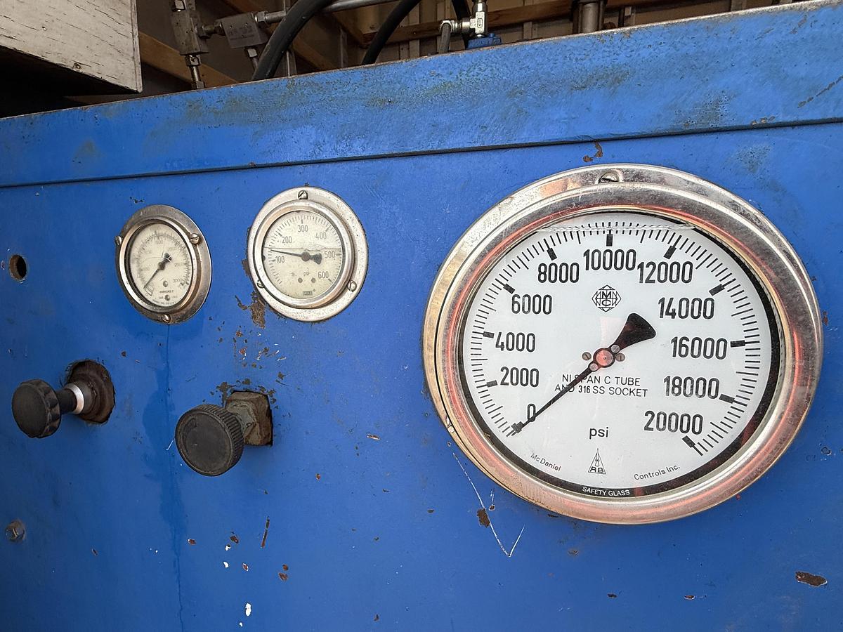 Used 1996 FREIGHTLINER FL70 S/A 24’ ENCLOSED 20K WP TUBING TEST TRUCK