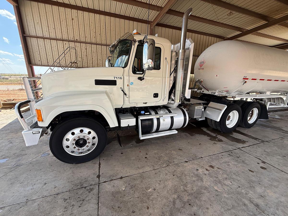 Used 2013 MACK PINNACLE CHU613 T/A DAYCAB TRUCK TRACTOR