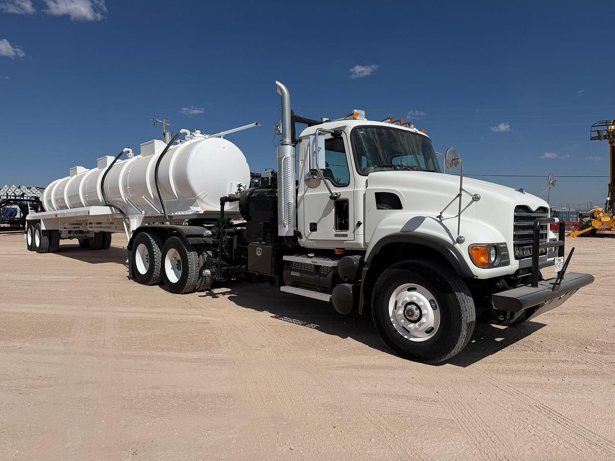 Used 2006 MACK CV713 T/A DAYCAB KILL TRUCK & 130BBL KILL TRAILER
