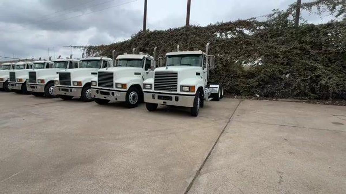 Used 2014 MACK CHU613 PINNACLE T/A DAY CAB TRUCK TRACTOR