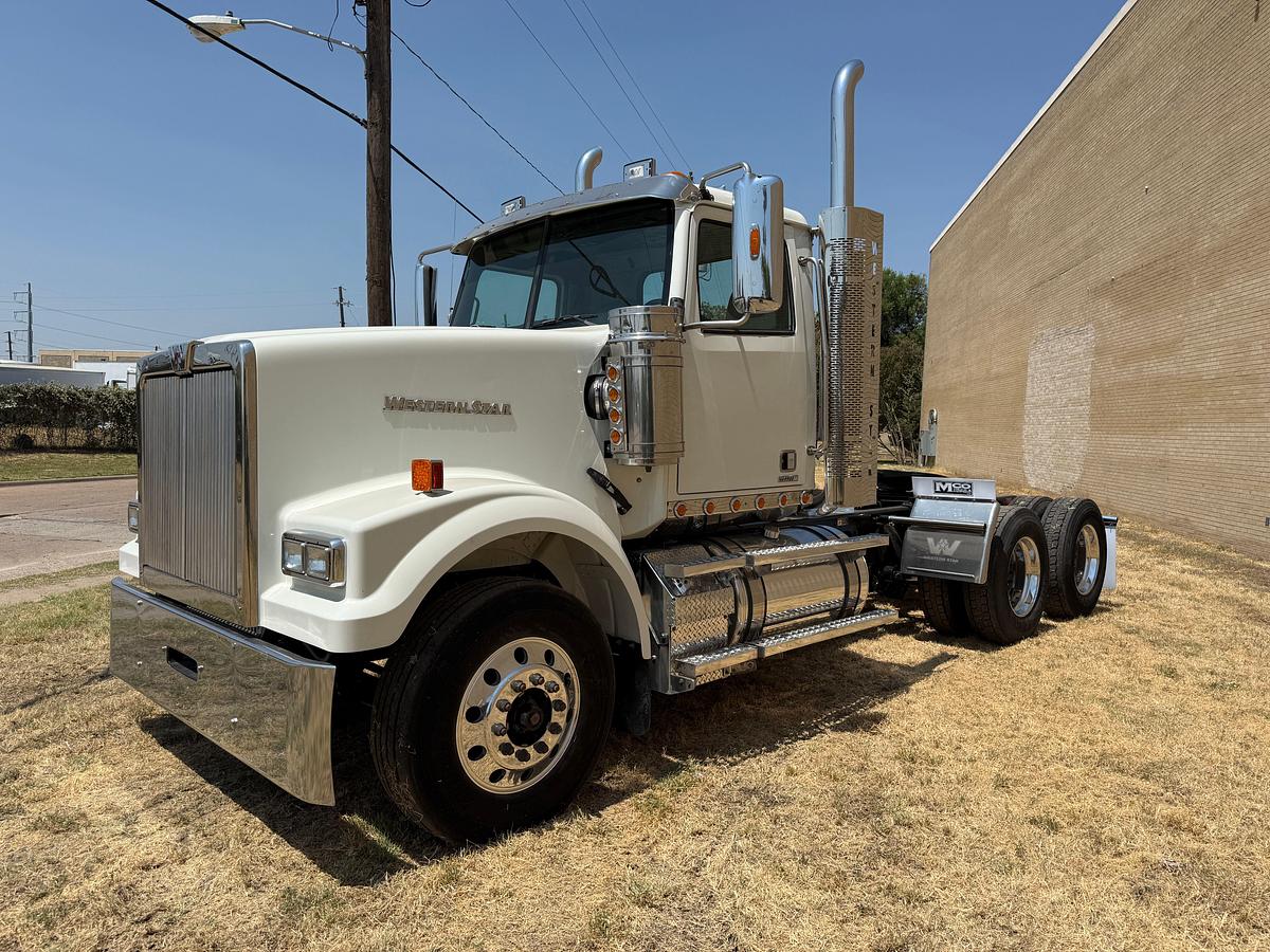 Used 2017 WESTERN STAR 4900FA T/A DAYCAB TRUCK TRACTOR