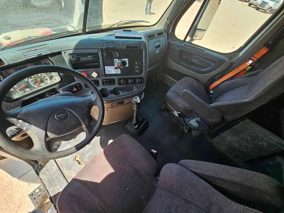 Used FREIGHTLINER CASCAIDA SLEEPER TRUCK