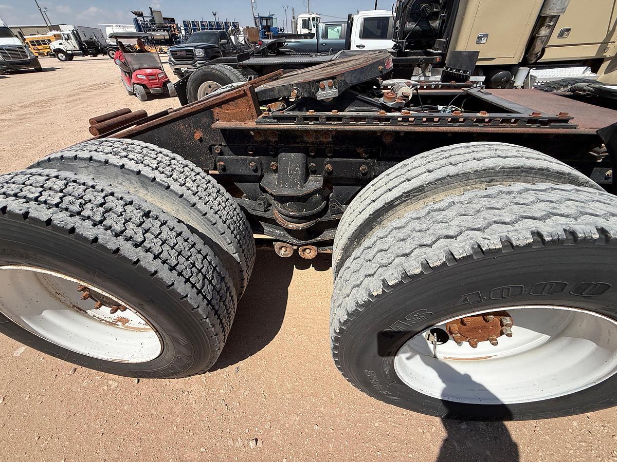 Used 2009 KENWORTH T800 TRI-AXLE HEAVY HAUL DAYCAB TRUCK