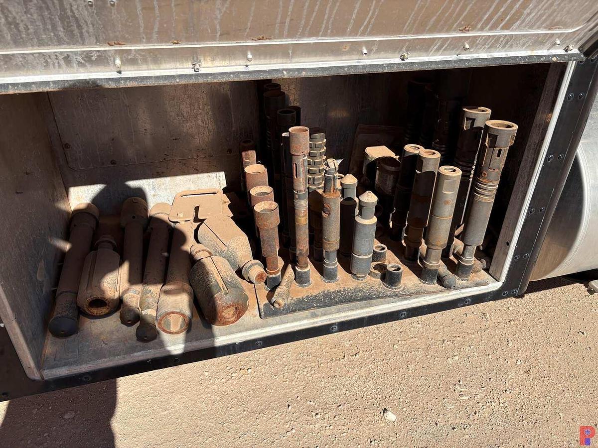 Used 2002 KENWORTH T800 T/A DAYCAB WIRELINE TRUCK (INOP)