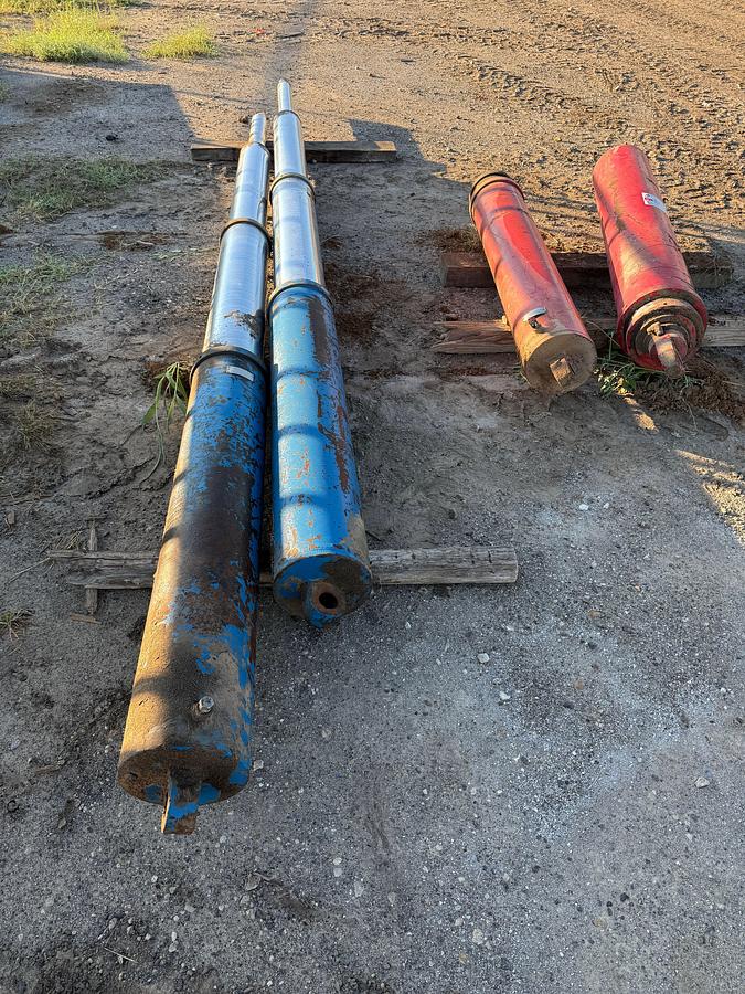 Used (4) ASSORTED HYDRAULIC RAISING RAMS F/ WELL SERVICE RIGS
