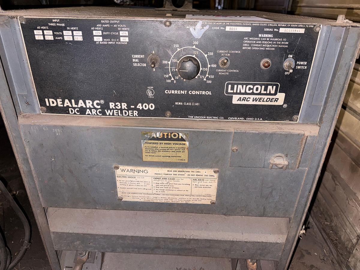 Used LINCOLN IDEALARC R3R-400 DC ARC WELDER W/ LEADS