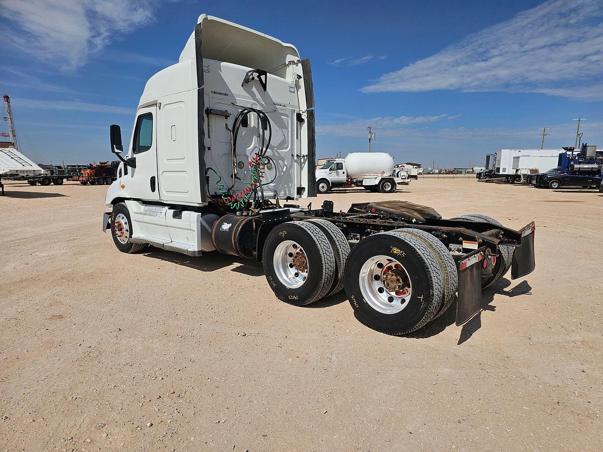 Used 2011 FREIGHTLINER CASCAIDA SLEEPER TRUCK