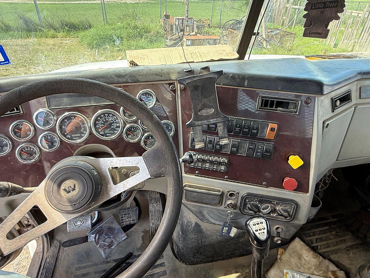 Used 2018 WESTERN STAR 4700 SF T/A 65K HYD SLICK BACK WINCH TRUCK