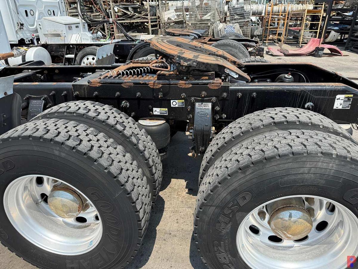 Used 2013 PETERBILT 367 T/A SLEEPR TRUCK