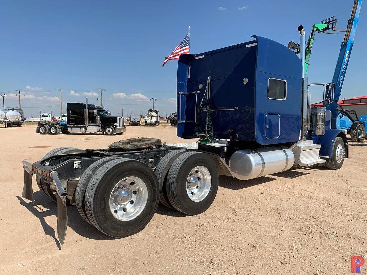 Used 2019 PETERBILT 389  EXT HOOD 68” SLEEPER TRUCK