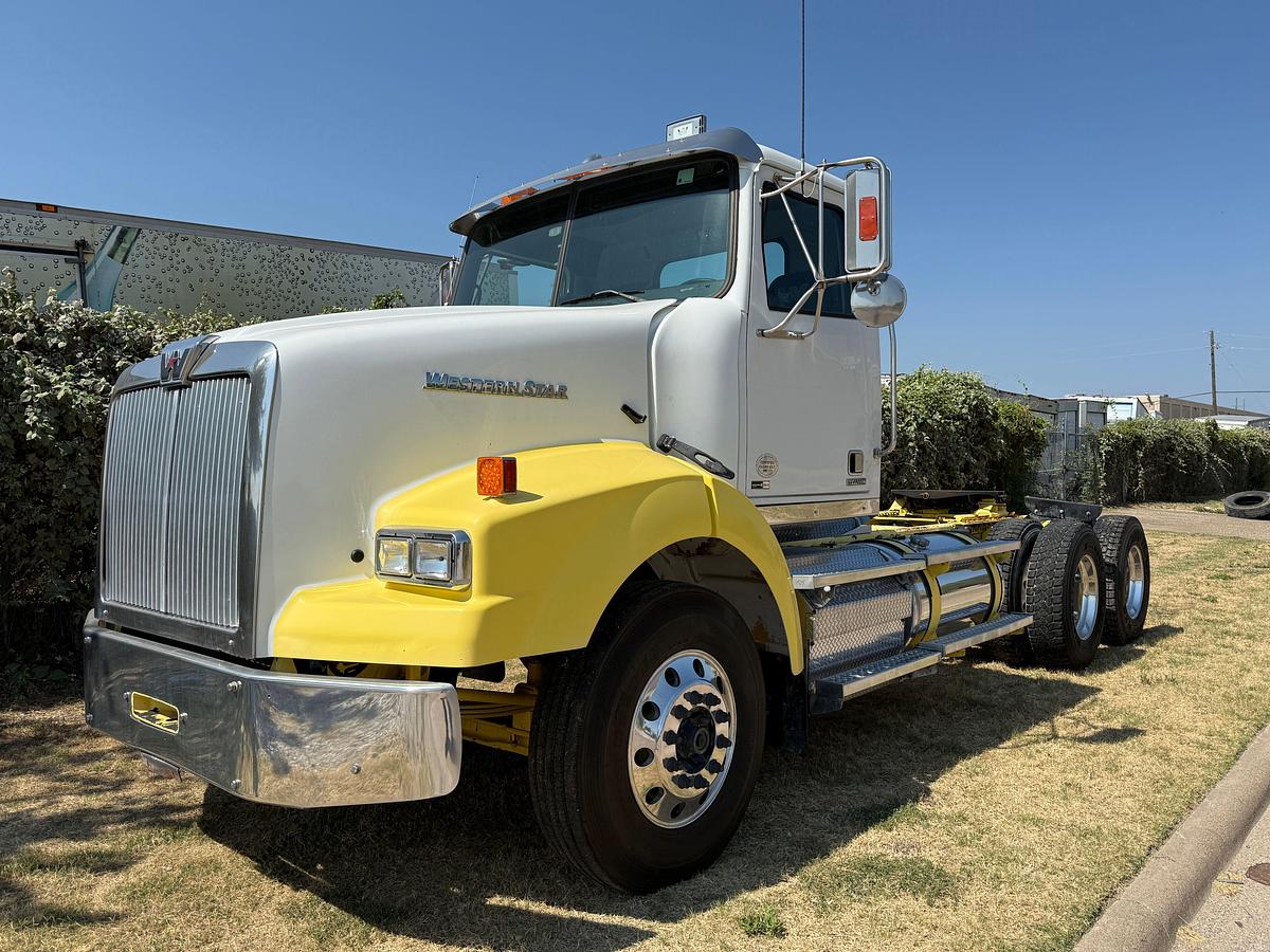 Used 2015 WESTERN STAR 4900 SA T/A DAY CAB  TRUCK TRACTOR
