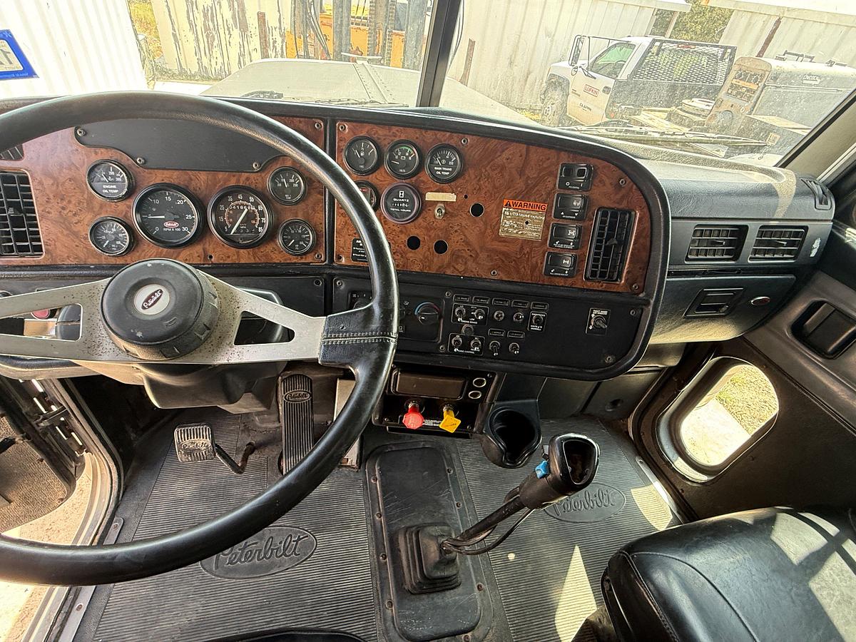 Used 2002 PETERBILT 379 T/A 36” SLEEPER TRUCK W/ VAC PUMP
