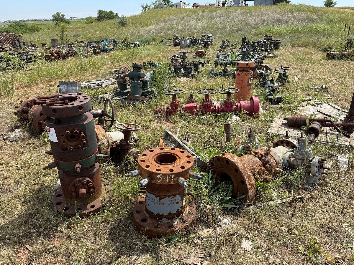 Used ROW OF (10) MOSTLY 7-1/16” 10M TUBING HEADS, (40+) GATE VALVES, ADAPTER SPOOLS, FLUID TEES & RELATED