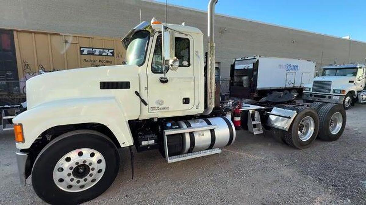Used 2015 MACK PINNACLE CHU613 T/A DAY CAB TRUCK TRACTOR