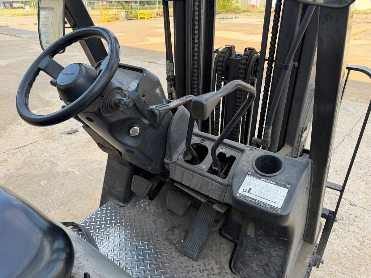Used Nissan 4400 Warehouse Pallet Forklift