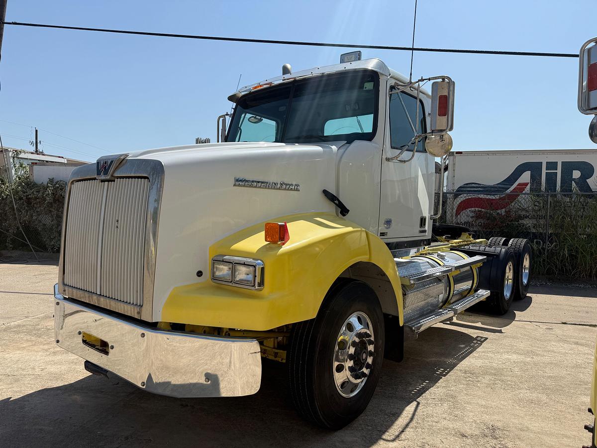 Used 2015 WESTERN STAR 4900 SA T/A DAY CAB TRUCK TRACTOR
