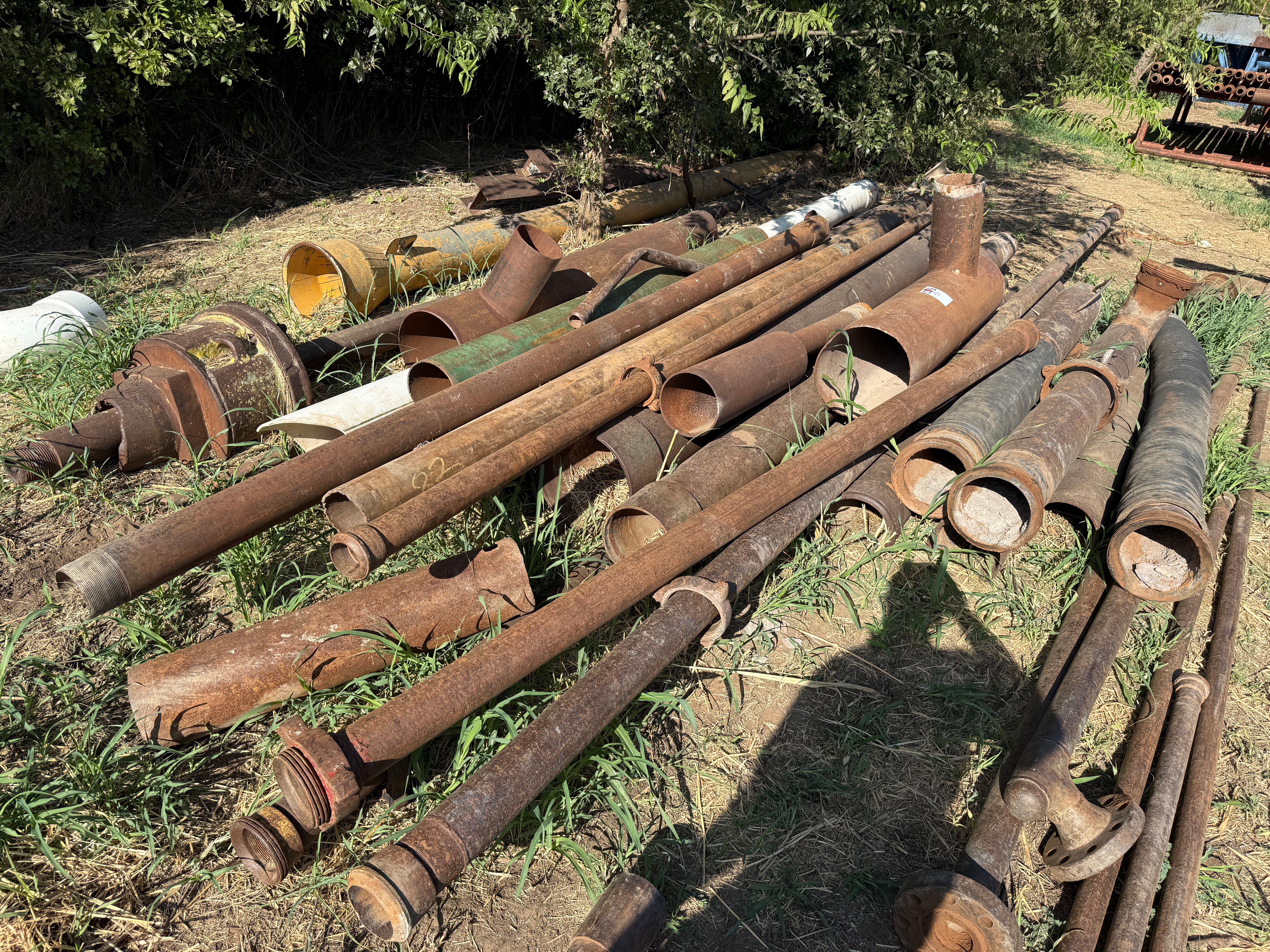 Used (1) 5-1/2” OCT. KELLY, BUSHING, RATHOLE, & PILE OF VARIOUS MUD HOSES & PIPE MOSTLY 8”