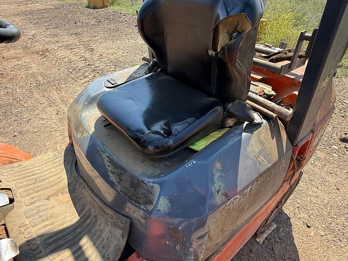 Used TOYOTA 7FGU25 G/LP 4,550 LBS FORKLIFT (inoperable)