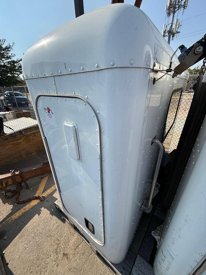 Used UNIBILT 36” SLEEPER FOR PETERBILT TRUCK