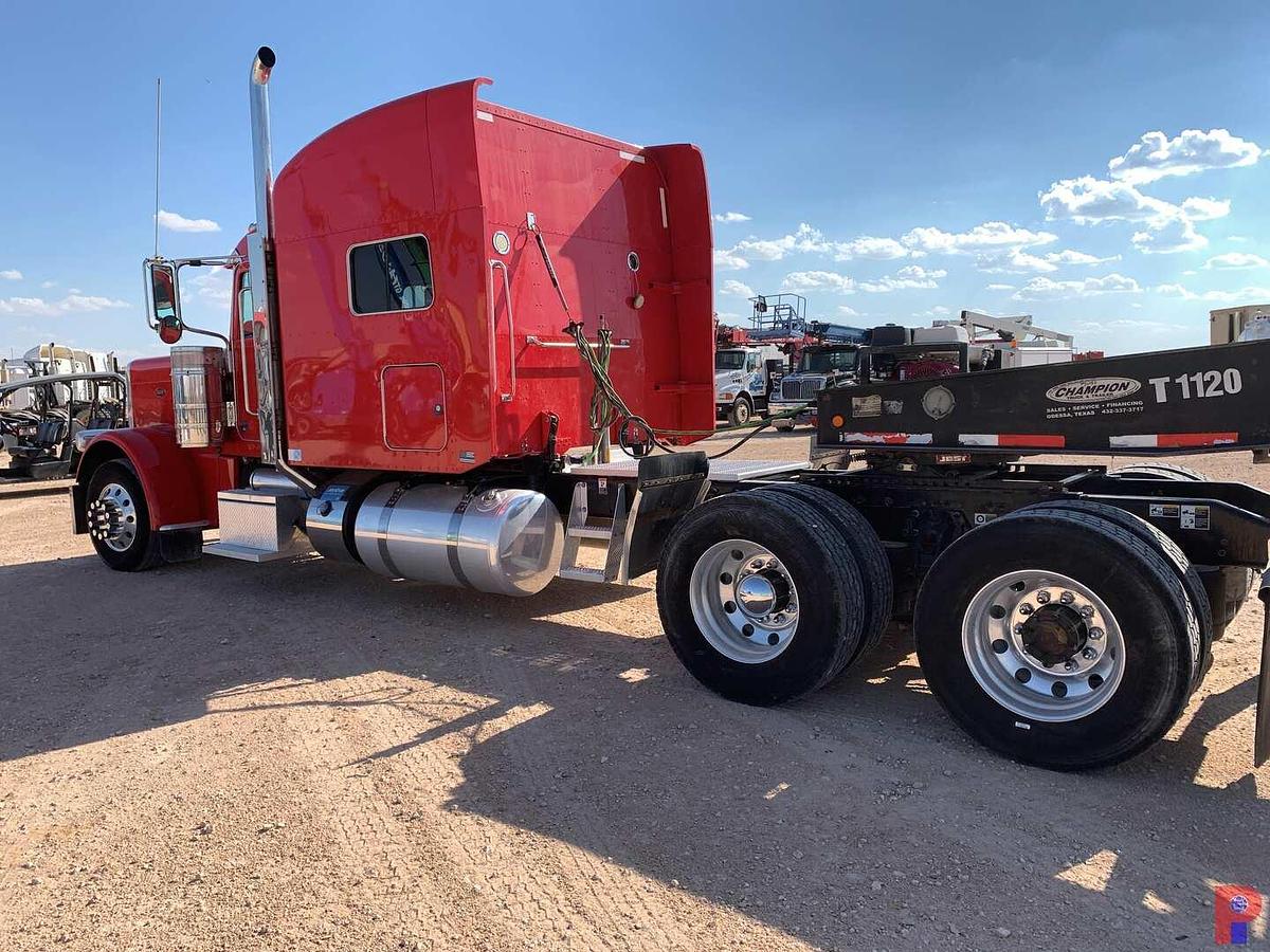 Used 2019 PETERBILT 389  EXT HOOD 68” SLEEPER TRUCK