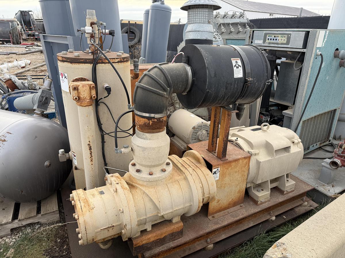 Used FS CURTIS 700 CFM / 50 PSI SKIDDED AIR COMPRESSOR UNIT P/B 125HP/460V/3PH ELEC. MOTOR