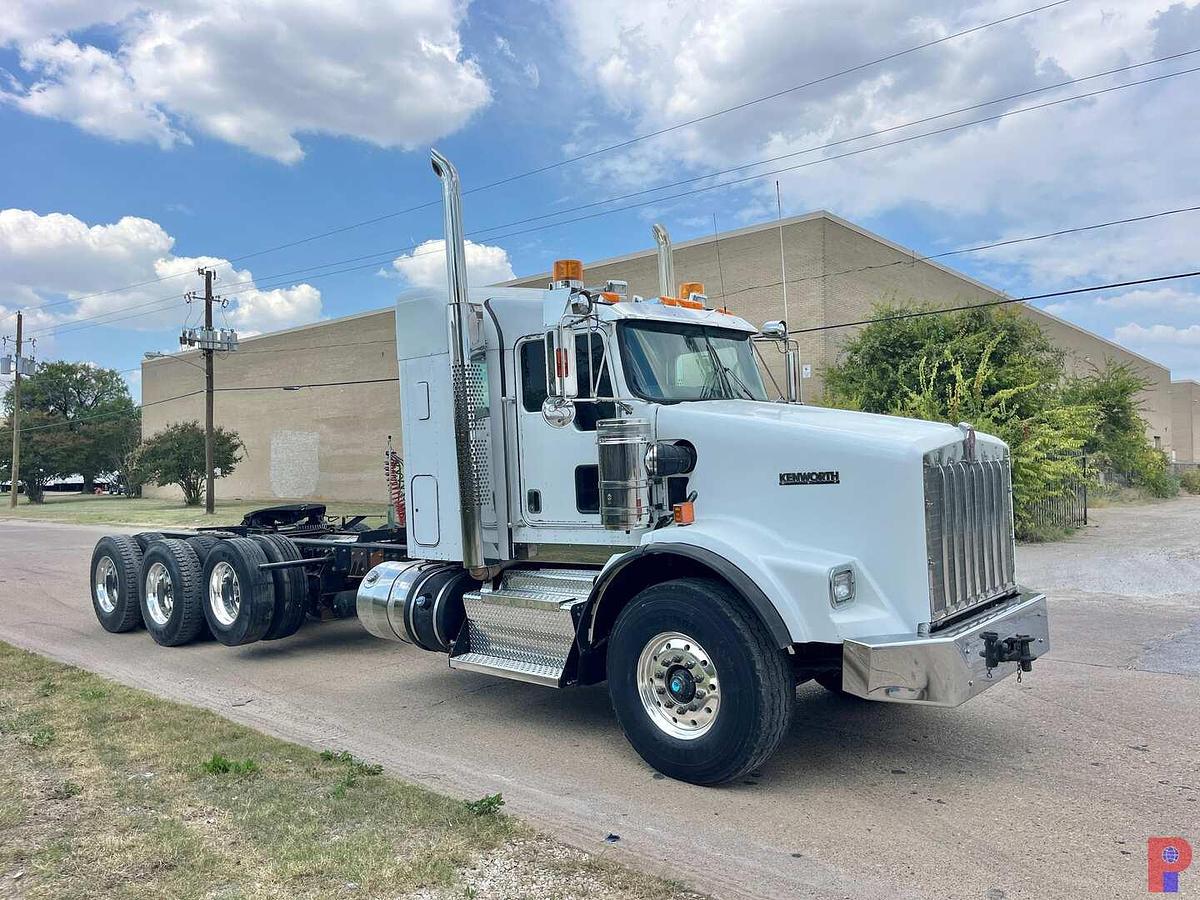 Used 2013 KENWORTH T800 TRI AXLE 36” SLEEPER TRUCK