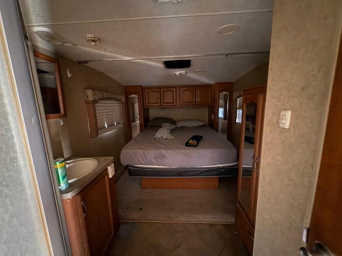 Used 2008 HOLIDAY RAMBLER SAVOY LX 32’ T/A 5TH WHEEL CAMPER TRAILER