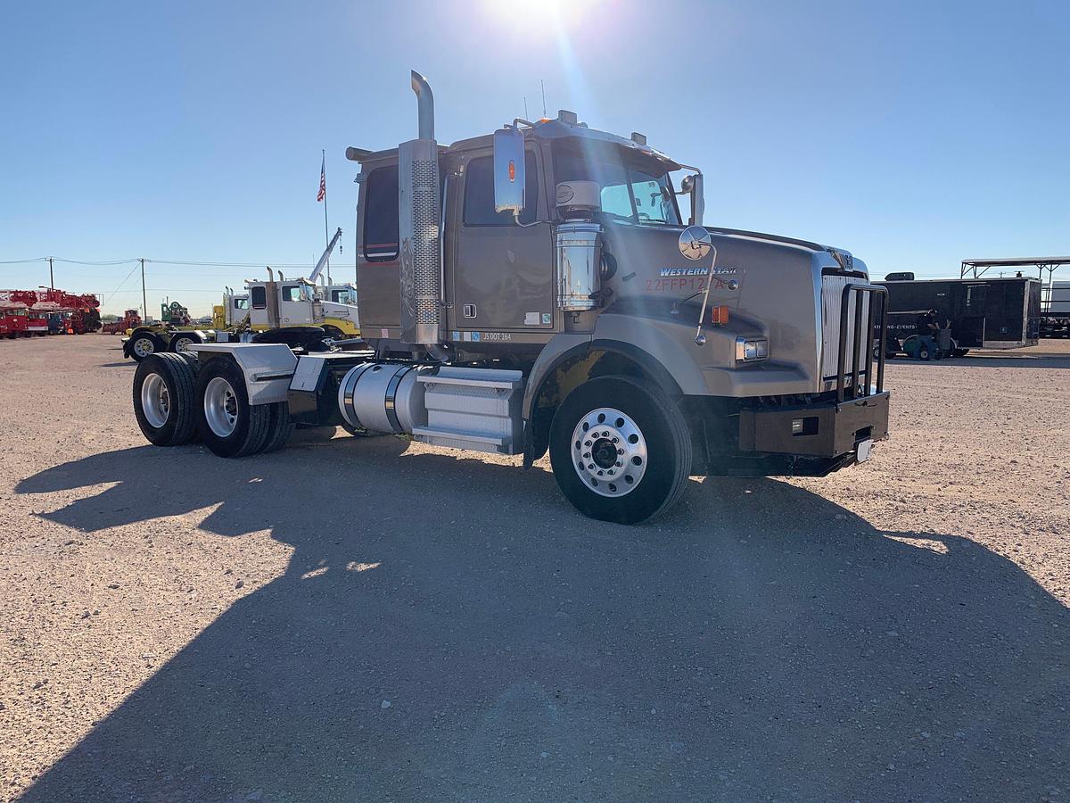Used 2012 WESTERN STAR 4900 SB T/A 24" Sleeper Truck