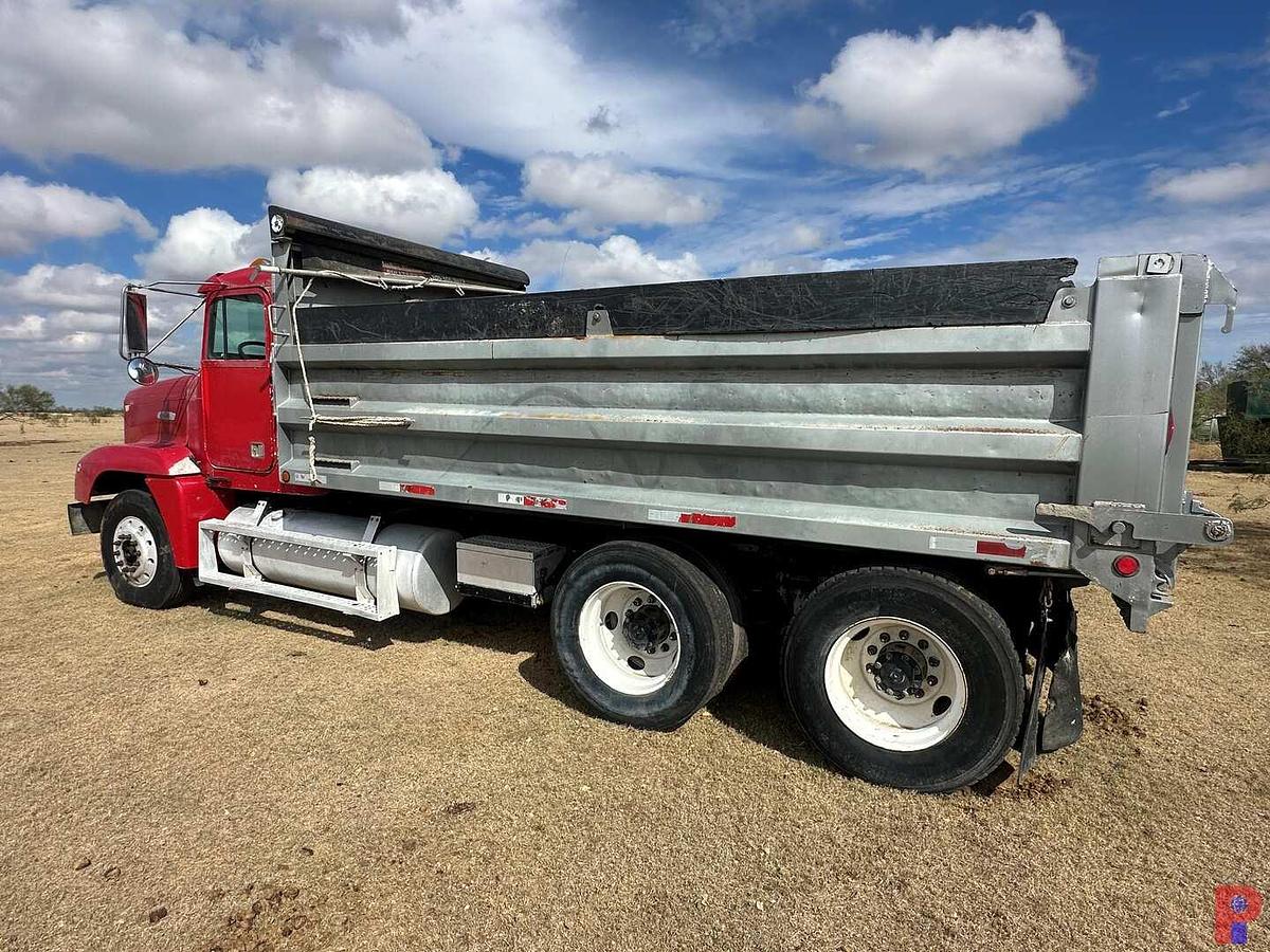 Used 1992 Freightliner FLD120 Tandem Axle Dump Truck