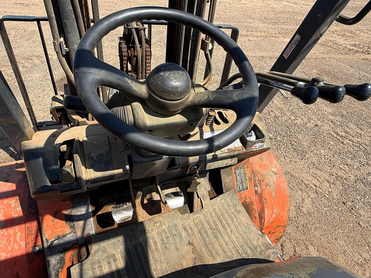 Used TOYOTA 7FGU25 G/LP 4,550 LBS FORKLIFT (inoperable)