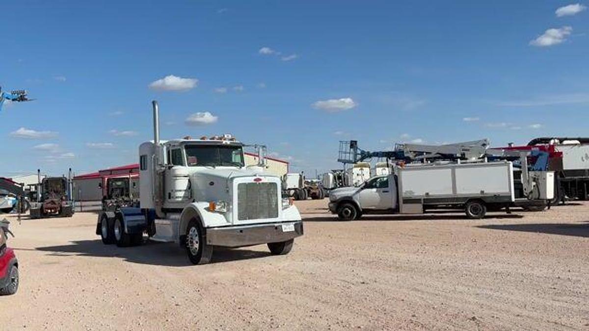 Used 2012 PETERBILT 367 T/A 36” SLEEPER TRUCK