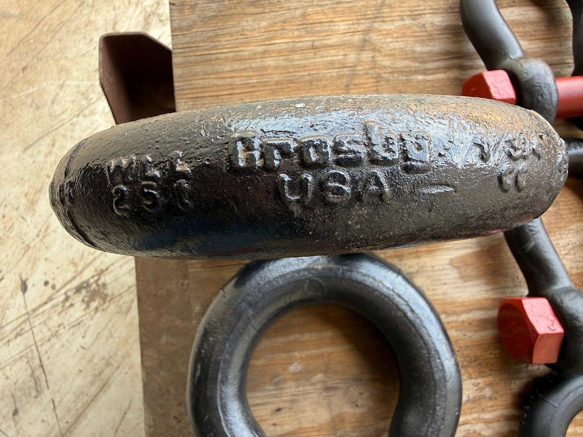 Used PALLET OF ( 30) ASSORTED 3 ¼ TON THRU 25-TON CROSBY SHACKLES