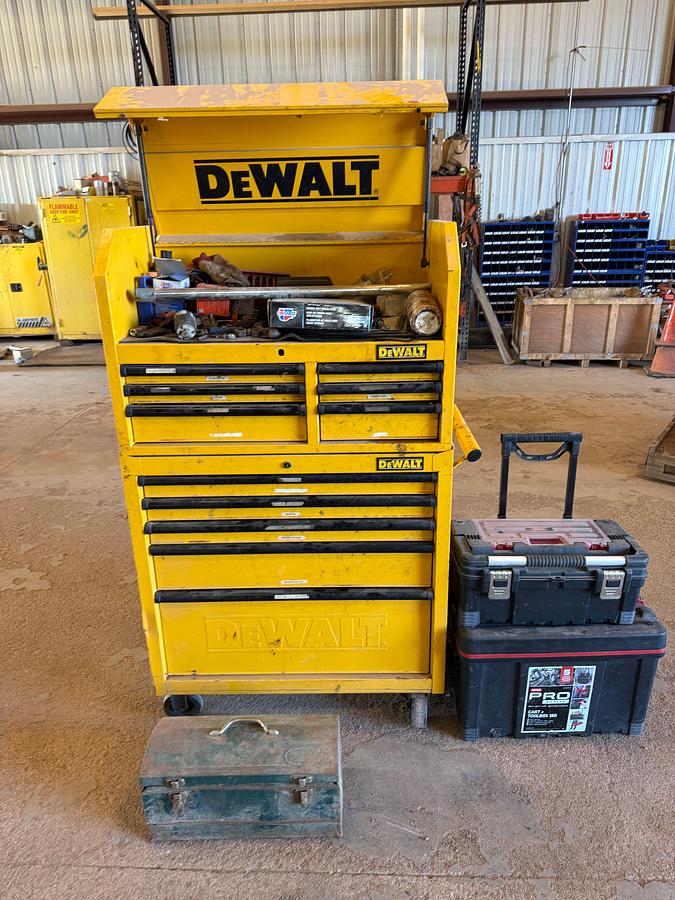 Used LOT OF (7) 2-TON TO 20-TON FLOOR JACKS, (1) 1-1/2 TON CHAIN HOIST, (2) DAYTONA WHEEL DOLLEYS, (6) 10-TON TO 22-TON JACK STANDS