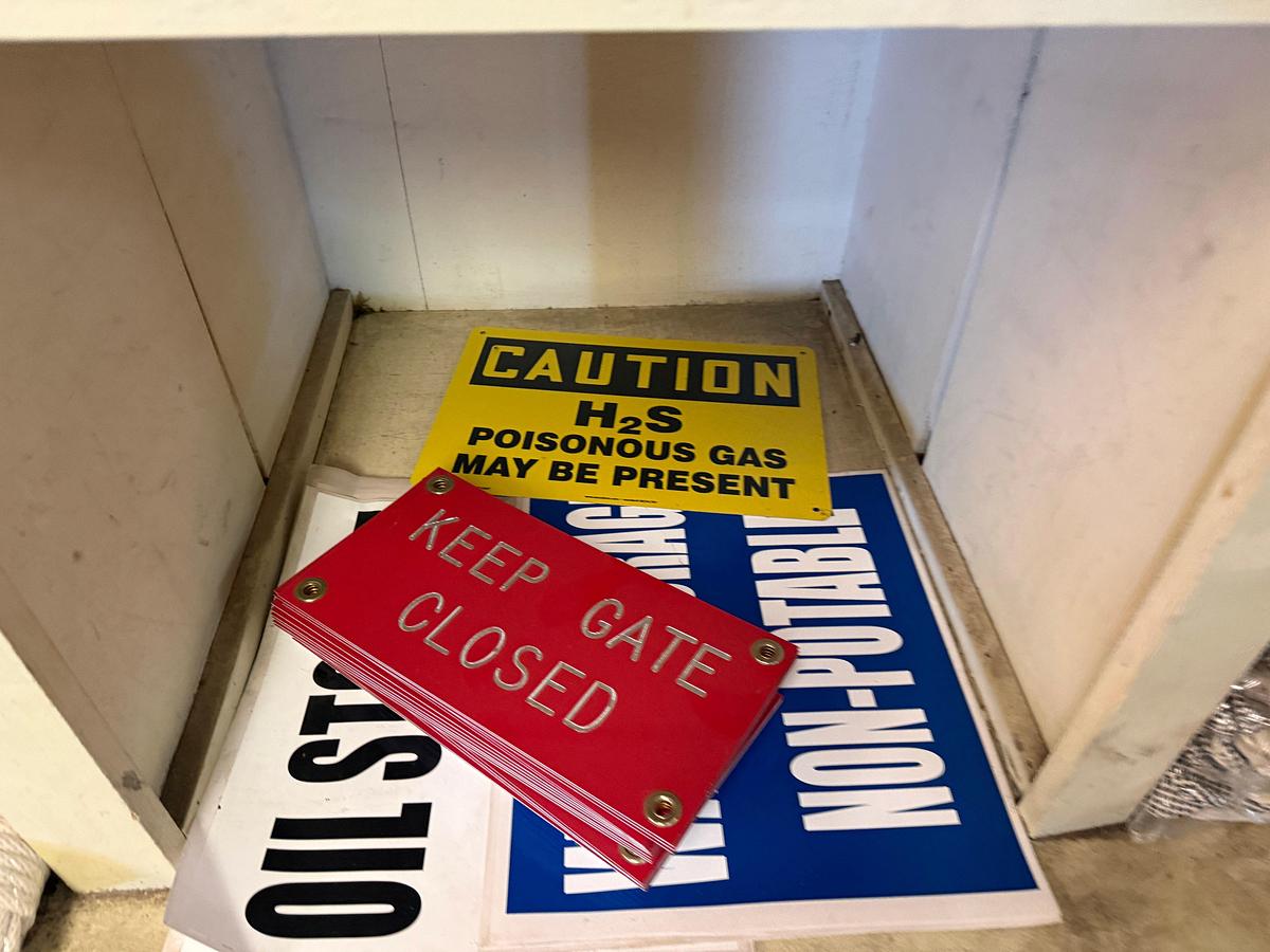 Used WALL SECTION (14) BOXES OF NITRILE GLOVES, (200+) PAIRS G-GRIP GLOVES, BLAKC DOT GLOVES, FLAME RESISTANT, ANIT-SEIZE, & RELATED