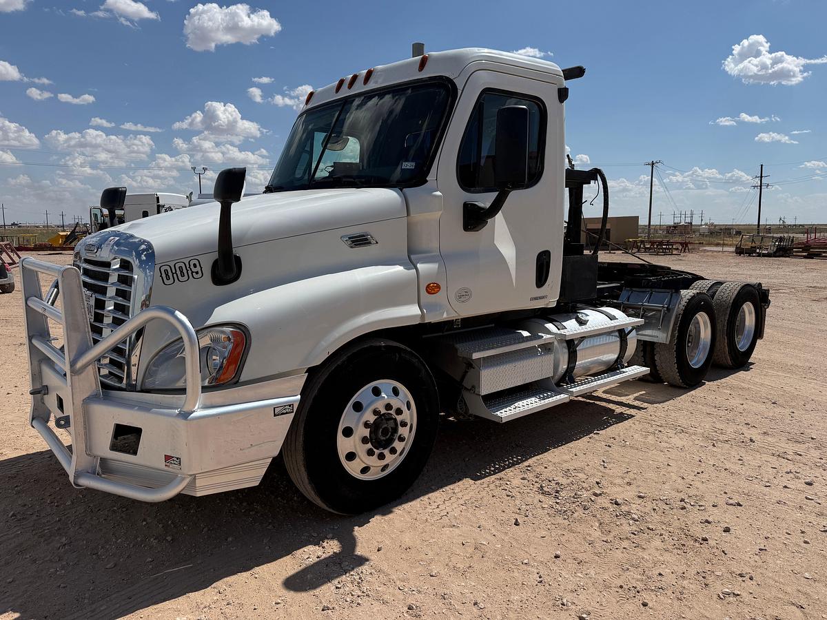 Used 2009 FREIGHTLINER CASCADIA T/A DAYCAB WINCH TRUCK