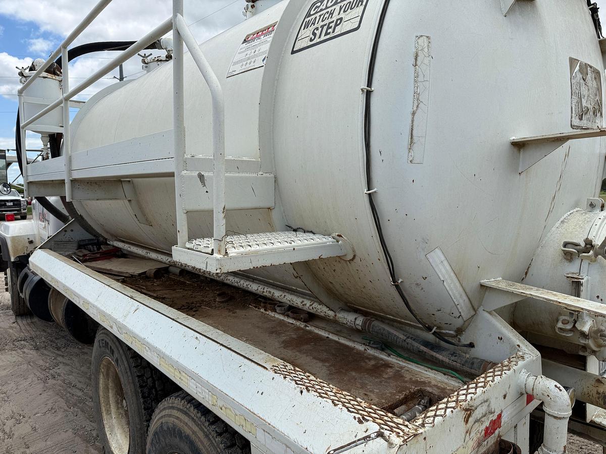 Used 1993 MACK RD690S T/A 75-BBL VACUUM TRUCK