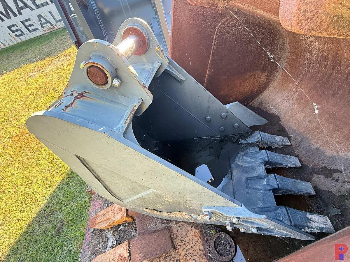 Used LUIGONG 28” 4-TOOTH EXCAVATOR BUCKET