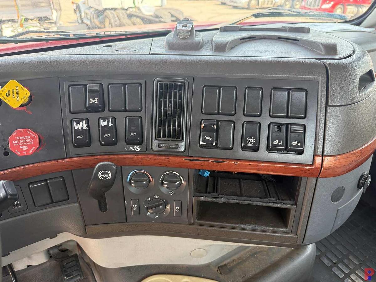 Used 2009 VOLVO VHD T/A DAY CAB TRUCK TRACTOR