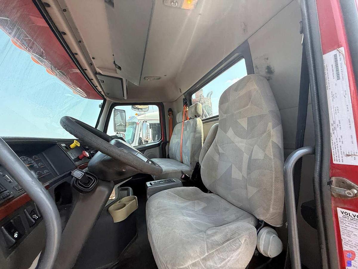 Used 2009 VOLVO VHD T/A DAY CAB TRUCK TRACTOR