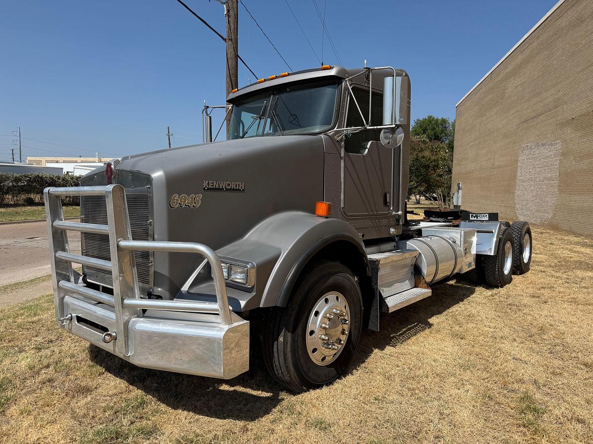 Used 2013 KENWORTH T800 T/A DAY CAB TRUCK TRACTOR