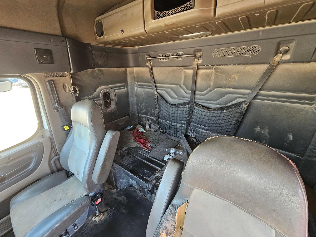 Used 2011 FREIGHTLINER CASCAIDA SLEEPER TRUCK