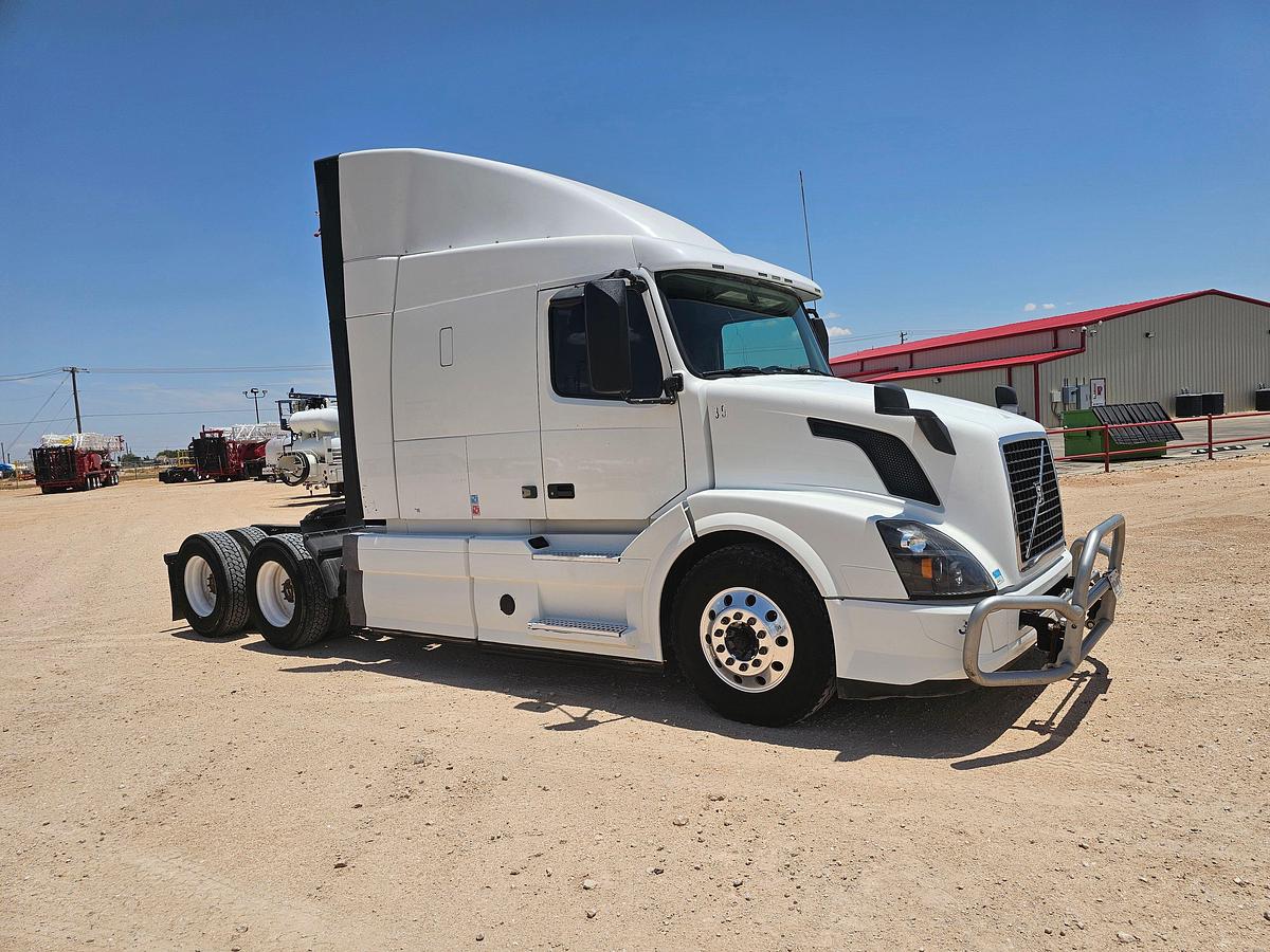 Used 2017 Volvo T/A Sleeper Haul Truck