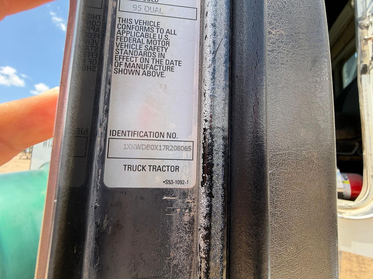Used 2007 KENWORTH W900 T/A DAYCAB WINCH BED TRUCK