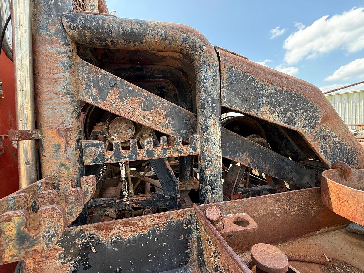 Used 1981 INTERNATIONAL 5000 T/A 30-TON GIN POLE TRUCK