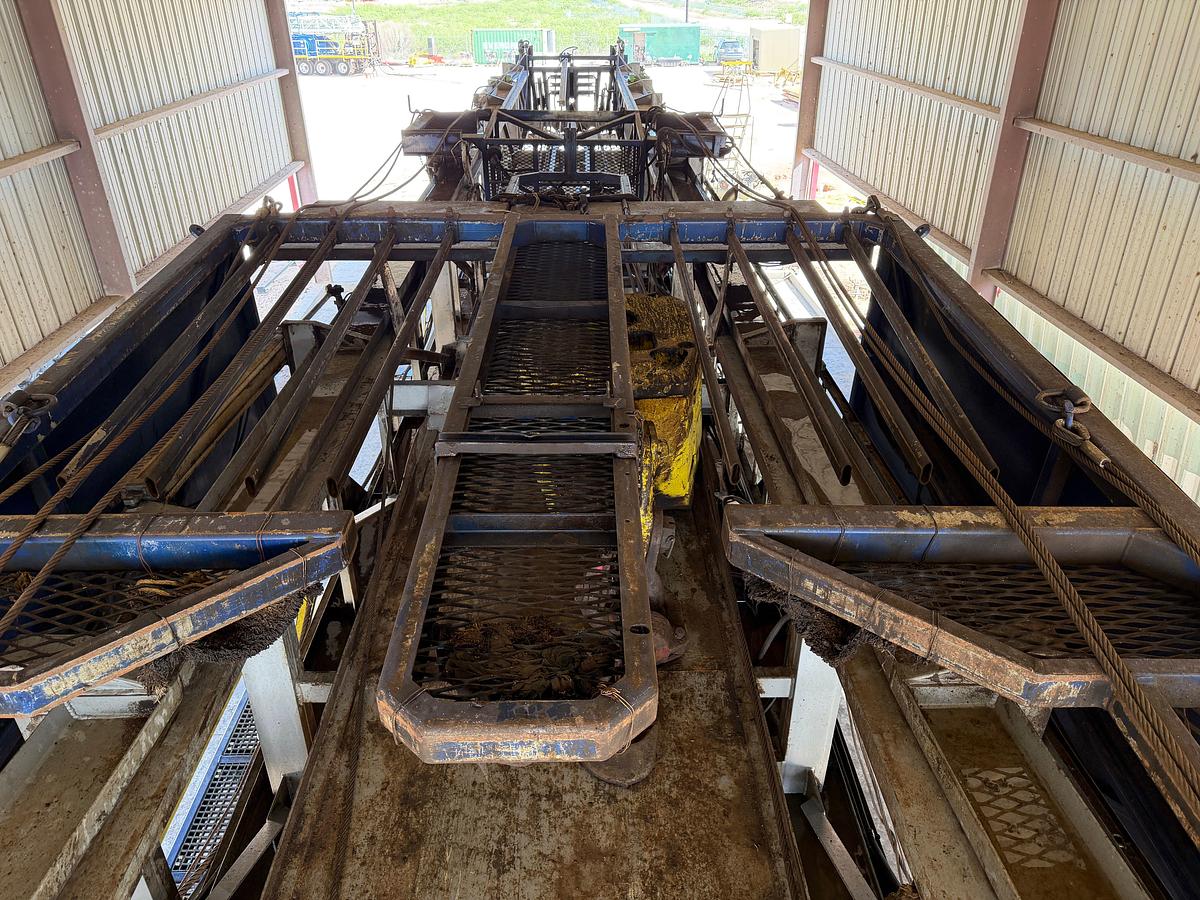 Used 2014 WATSON HOPPER 5 AXLE WELL SERVICE RIG 106'x300K MAST