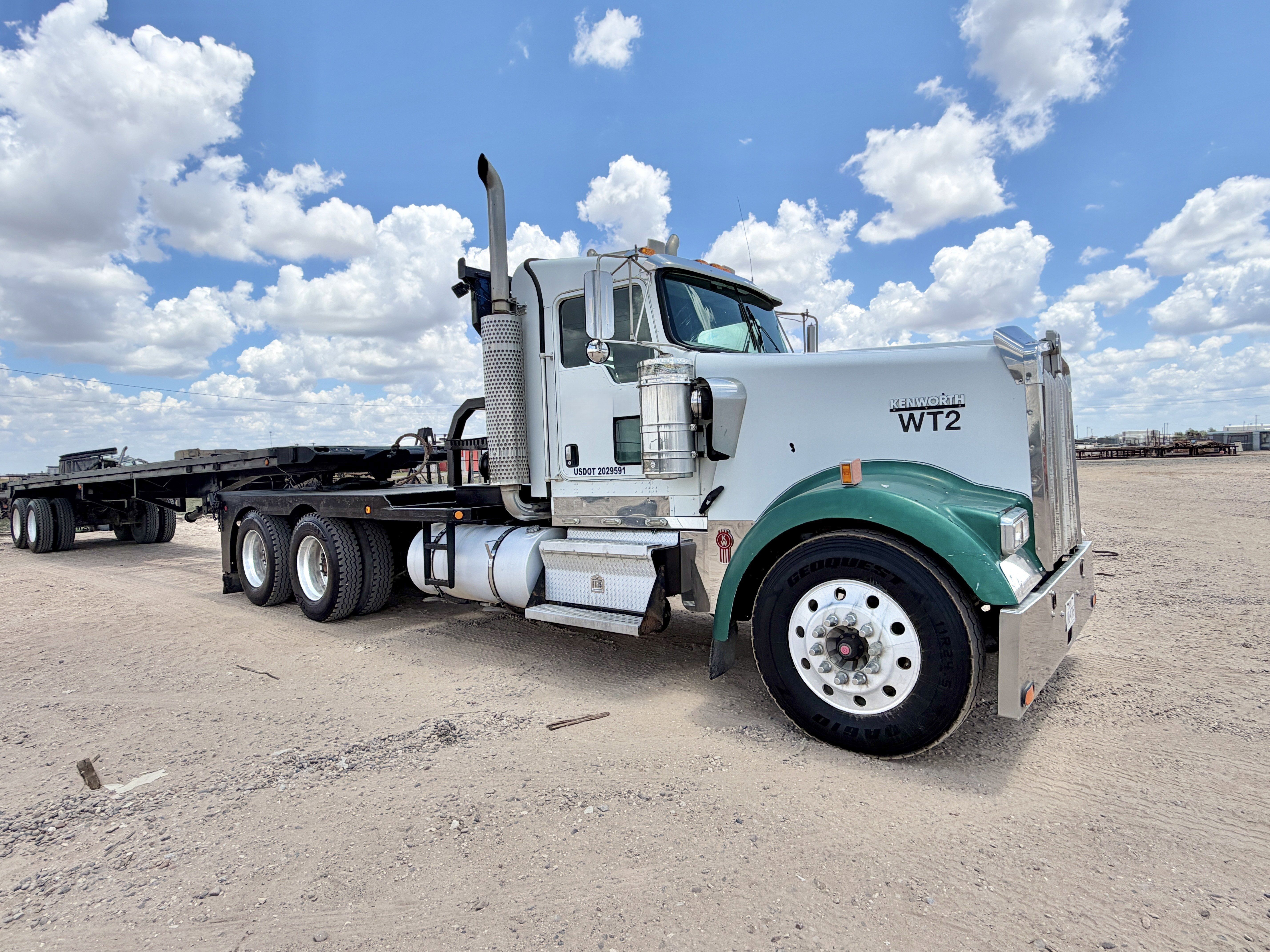 Used 2007 KENWORTH W900 T/A DAYCAB WINCH BED TRUCK