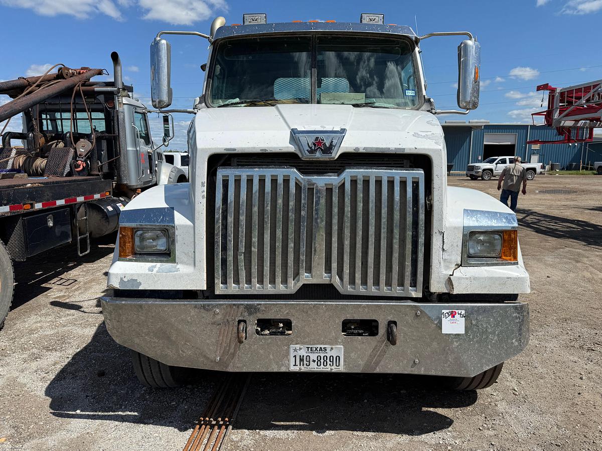 Used 2018 WESTERN STAR 4700 SF T/A 65K HYD SLICK BACK WINCH TRUCK