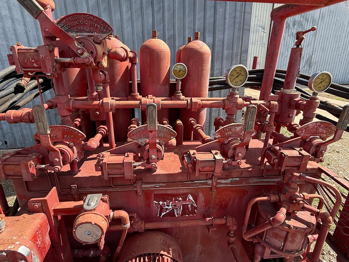 Used 4-STATION 8-BOTTLE ACCUMULATOR CLOSING UNIT, SKIDDED