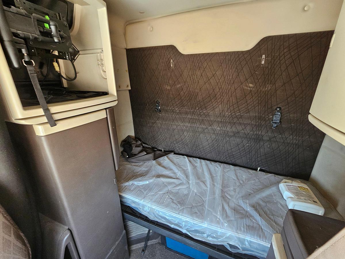Used 2017 Volvo T/A Sleeper Haul Truck